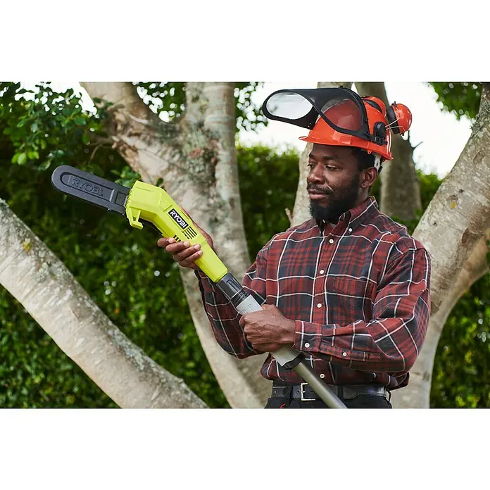 Ryobi ONE+ Akku-Hochentaster RY18PP20A-0 - Ohne Akku, Schwertlänge: 20 cm, Länge Stiel: 2,9 m - Mann in Schutzkleidung hält einen limettengrünen und schwarzen Ryobi Astsägenaufsatz, einsatzbereit.