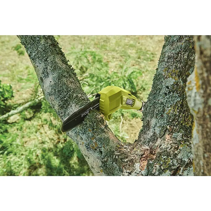 Ryobi ONE+ Akku-Hochentaster RY18PP20A-0 - Ohne Akku, Schwertlänge: 20 cm, Länge Stiel: 2,9 m - Limonengrüne Ryobi 18V Kettensäge sägt einen moos- und flechtenbewachsenen Ast, mit Holzspänen.