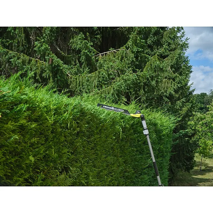 Ryobi ONE+ Teleskop-Heckenschere RY18PHTX45A - 18 V, Li-Ionen, Anzahl Akkus: Ohne Akku - Gelb-schwarze Teleskop-Heckenschere schneidet eine hohe grüne Hecke.
