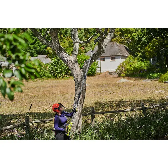 Ryobi ONE+ Akku-Hochentaster RY18PP20A-0 - Ohne Akku, Schwertlänge: 20 cm, Länge Stiel: 2,9 m - Eine Person in Schutzausrüstung verwendet eine grün-schwarze Astsäge, um Äste zu schneiden.