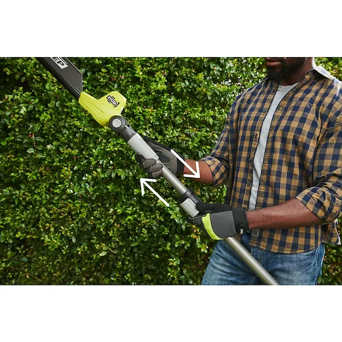 Ryobi ONE+ Teleskop-Heckenschere RY18PHT40A-0 - 18 V, Li-Ionen, Anzahl Akkus: Ohne Akku, Schnittlänge: 40 cm - Eine Person stellt die Teleskopstange einer grauen und grünen Ryobi Heckenschere ein; weiße Pfeile zeigen die Bewegung.