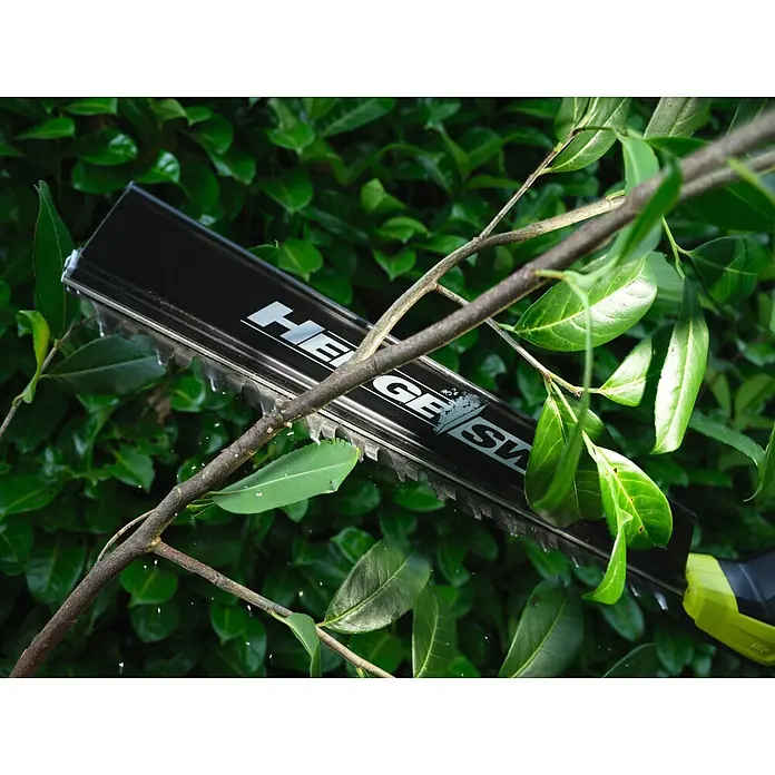 Ryobi ONE+ Teleskop-Heckenschere RY18PHTX45A - 18 V, Li-Ionen, Anzahl Akkus: Ohne Akku - Schwarze Heckenschere mit grünen Akzenten schneidet einen Ast.
