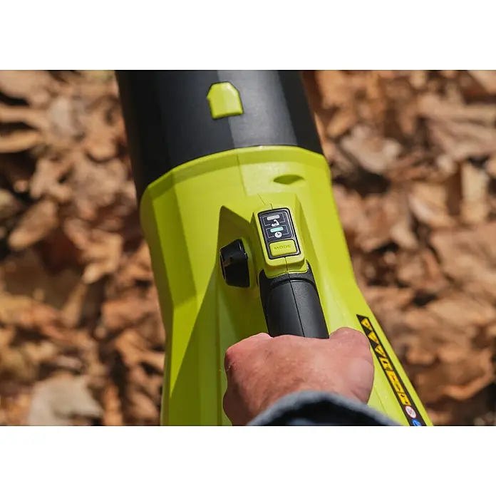 Ryobi Max Power Akku-Gebläse RY36BLXC - 36 V, Ohne Akku, Blasgeschwindigkeit: 289,7 km/h - Limettengrüner und schwarzer Laubbläser mit Digitalanzeige, von einer Hand über unscharfen Herbstblättern gehalten.