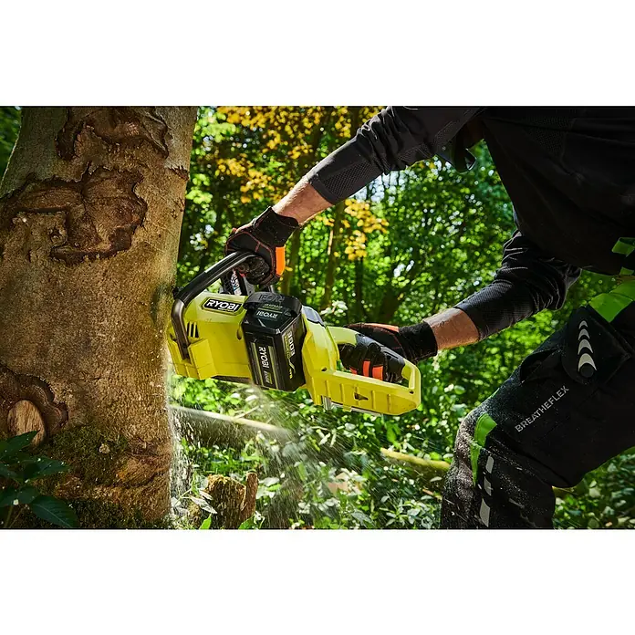 Ryobi Max Power Akku-Kettensäge Edge RY36CSX40D - 36 V, Ohne Akku, Schwertlänge: 40 cm - Eine Person in Schutzkleidung sägt mit einer gelb-schwarzen Ryobi Kettensäge einen Baumstamm, Sägespäne fliegen.