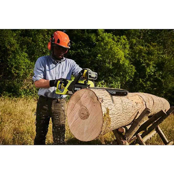 Ryobi Max Power Akku-Kettensäge RY36CSX40C - 36 V, Li-Ionen, Ohne Akku, Schwertlänge: 40 cm - Eine Person sägt mit einer gelb-schwarzen Ryobi Kettensäge einen großen Baumstamm im Freien.