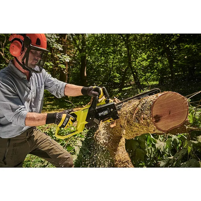 Ryobi Max Power Akku-Kettensäge RY36CSX40C - 36 V, Li-Ionen, Ohne Akku, Schwertlänge: 40 cm - Mann in Schutzkleidung sägt einen Baumstamm mit einer gelb-schwarzen Ryobi Kettensäge, Späne fliegen.