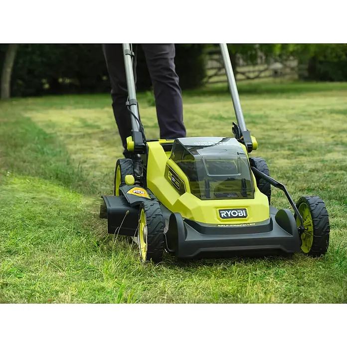 Ryobi ONE+ Akku-Rasenmäher RY18LMXSP51A - 18 V, Ohne Akku, Schnittbreite: 51 cm - Eine Person mäht Gras mit einem lindgrünen und schwarzen Ryobi Akku-Rasenmäher. Das Gerät hat eine klare Abdeckung, die die Batterien zeigt.