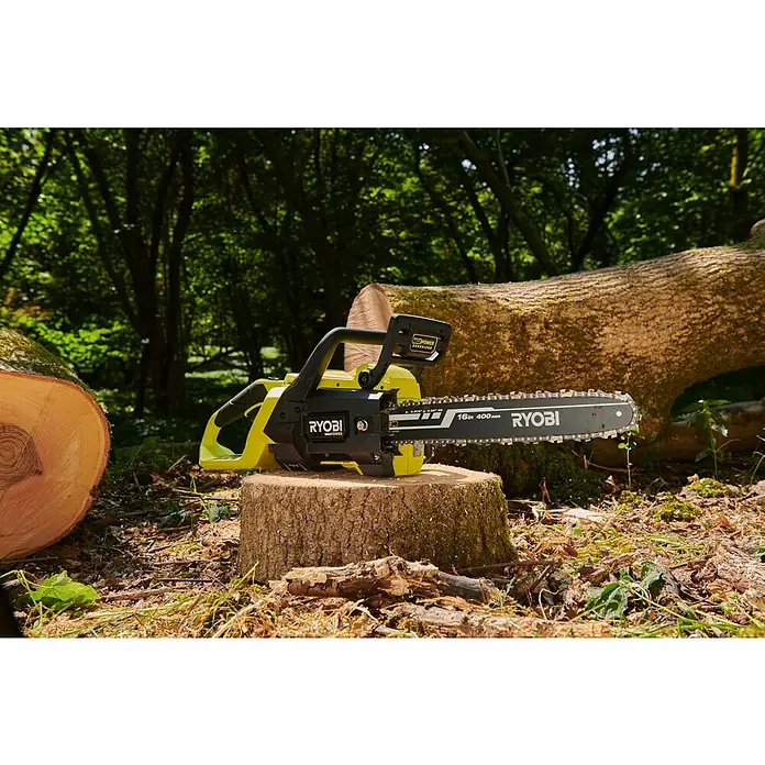 Ryobi Max Power Akku-Kettensäge RY36CSX40C - 36 V, Li-Ionen, Ohne Akku, Schwertlänge: 40 cm - Gelbe und schwarze Ryobi Kettensäge auf einem Baumstumpf im Wald, neben einem frisch gefällten Stamm.