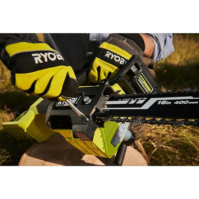 Ryobi Max Power Akku-Kettensäge RY36CSX40C - 36 V, Li-Ionen, Ohne Akku, Schwertlänge: 40 cm - Person mit RYOBI-Handschuhen justiert eine limettengrüne und schwarze RYOBI MAX POWER BRUSHLESS 16-Zoll-Kettensäge auf einem Baumstamm.