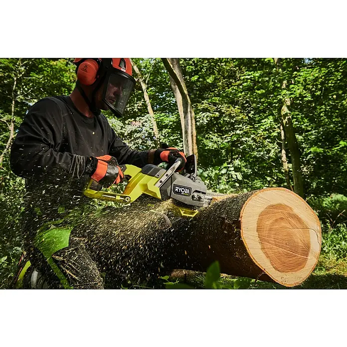 Ryobi Max Power Akku-Kettensäge Edge RY36CSX40D - 36 V, Ohne Akku, Schwertlänge: 40 cm - Eine Person zersägt mit einer gelb-schwarzen RYOBI Kettensäge einen Holzstamm, Sägespäne fliegen. Trägt Schutzkleidung.