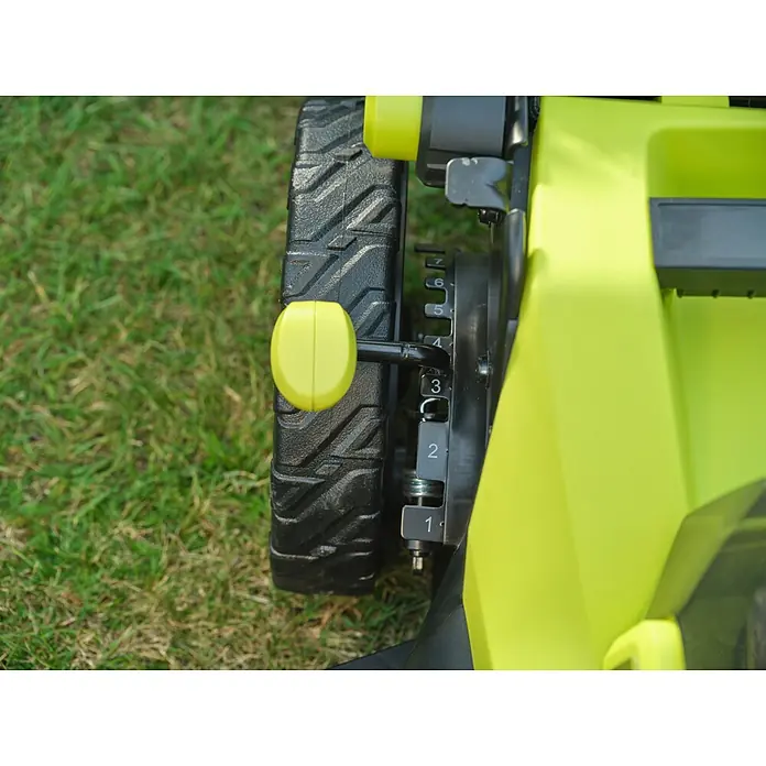 Ryobi ONE+ Akku-Rasenmäher RY18LMXSP51A - 18 V, Ohne Akku, Schnittbreite: 51 cm - Nahaufnahme des schwarzen Rads und des auf Stufe 3 eingestellten Höhenverstellhebels eines lindgrünen Rasenmähers.