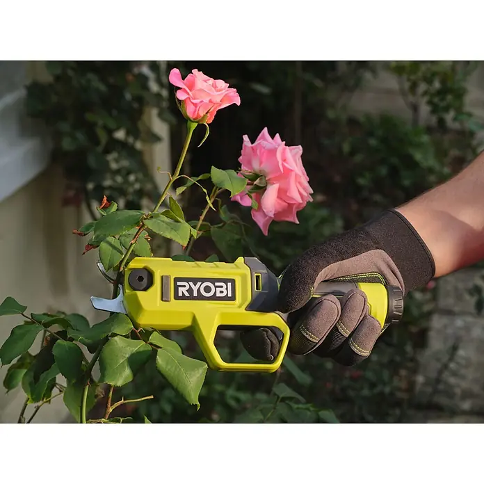 Ryobi Akku-Astschere RY4SCA-120 - 4 V, 1 Akku, 2 Ah, Max. Aststärke: 13 mm - Eine behandschuhte Hand benutzt eine gelb-schwarze elektrische Ryobi Astschere zum Trimmen eines Rosenstiels.