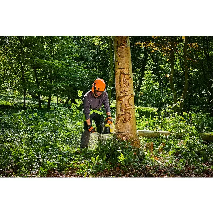 Ryobi Max Power Akku-Kettensäge Edge RY36CSX40D - 36 V, Ohne Akku, Schwertlänge: 40 cm - Person in Schutzkleidung sägt mit gelb-schwarzer Kettensäge einen Baum im Wald.