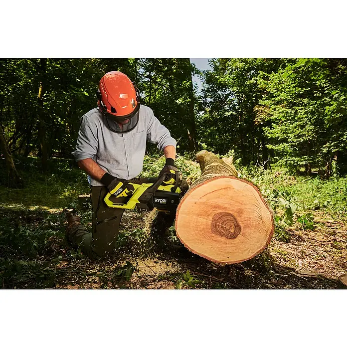 Ryobi Max Power Akku-Kettensäge RY36CSX40C - 36 V, Li-Ionen, Ohne Akku, Schwertlänge: 40 cm - Person in Schutzkleidung benutzt eine grün-schwarze Ryobi MaxPower Kettensäge, um einen großen Baumstamm zu schneiden.