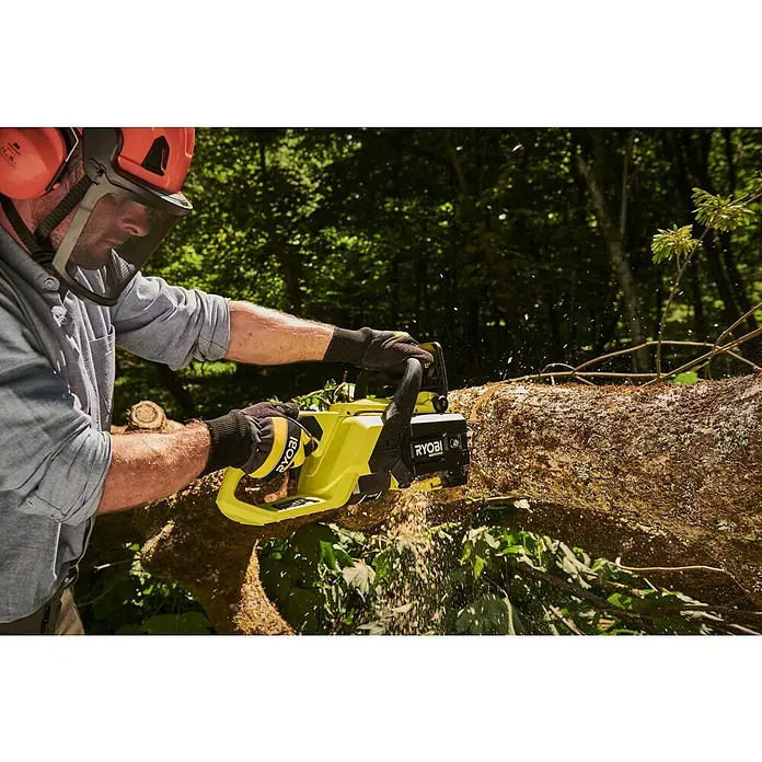 Ryobi Max Power Akku-Kettensäge RY36CSX40C - 36 V, Li-Ionen, Ohne Akku, Schwertlänge: 40 cm - Eine Person mit Schutzausrüstung sägt mit einer gelben und schwarzen Ryobi Kettensäge einen Baumstamm, Sägemehl ist sichtbar.