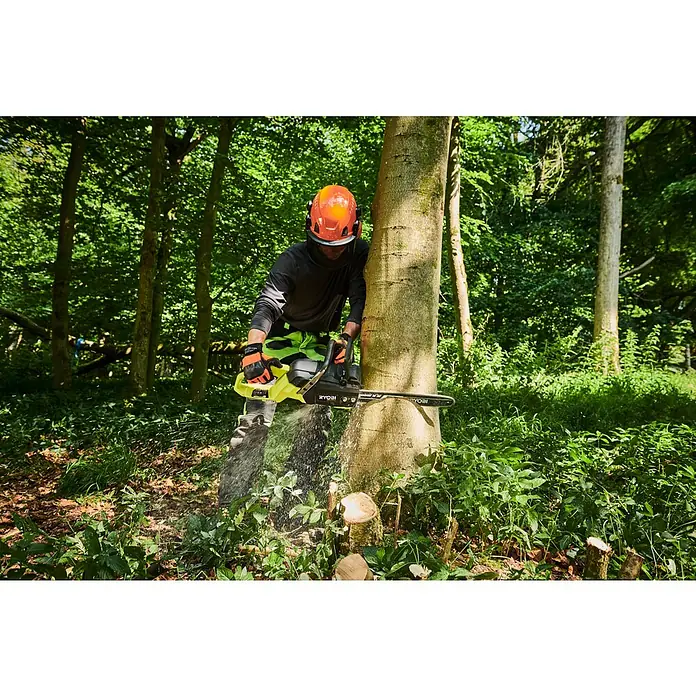 Ryobi Max Power Akku-Kettensäge Edge RY36CSX40D - 36 V, Ohne Akku, Schwertlänge: 40 cm - Person in Schutzkleidung sägt mit einer gelb-schwarzen RYOBI Kettensäge einen Baum im Wald.