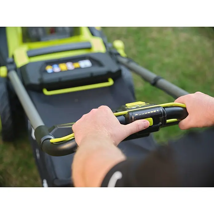 Ryobi ONE+ Akku-Rasenmäher RY18LMXSP51A - 18 V, Ohne Akku, Schnittbreite: 51 cm - Eine Person bedient einen grün-schwarzen Rasenmäher, Hände am Bedienhebel, drückt einen leuchtend grünen Knopf.