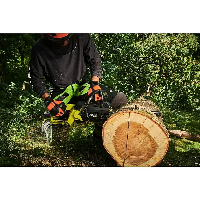 Ryobi Max Power Akku-Kettensäge Edge RY36CSX40D - 36 V, Ohne Akku, Schwertlänge: 40 cm - Person schneidet einen Baumstamm mit einer gelb-schwarzen Ryobi MAXPOWER Kettensäge.