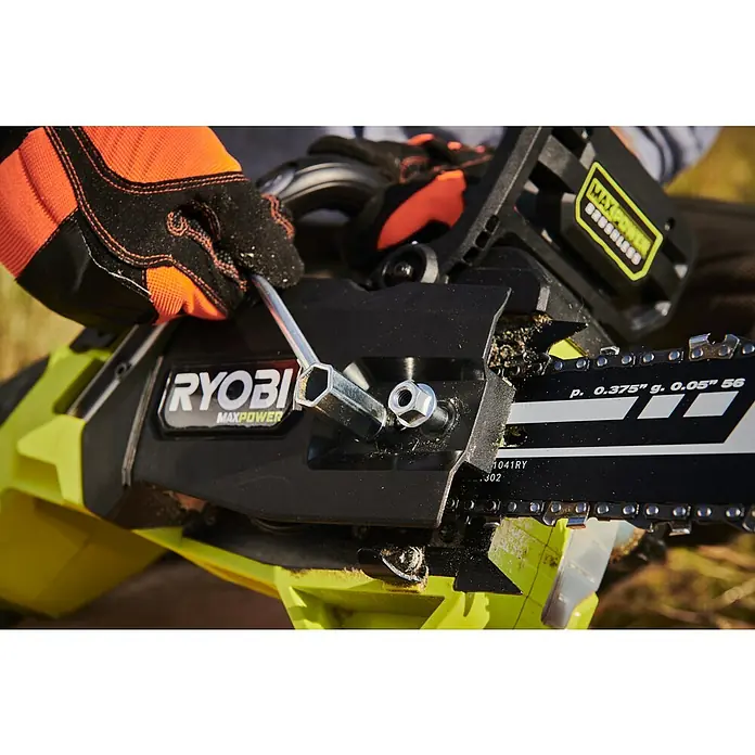 Ryobi Max Power Akku-Kettensäge Edge RY36CSX40D - 36 V, Ohne Akku, Schwertlänge: 40 cm - Person mit orangefarbenen Handschuhen justiert eine schwarz-lindgrüne RYOBI MAXPOWER BRUSHLESS Kettensäge mit einem Schraubenschlüssel.