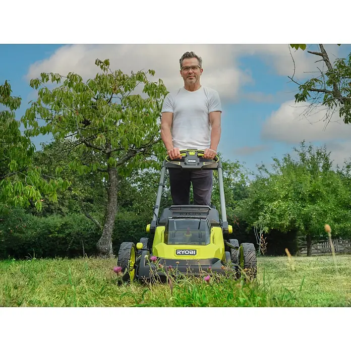 Ryobi ONE+ Akku-Rasenmäher RY18LMXSP51A - 18 V, Ohne Akku, Schnittbreite: 51 cm - Ein Mann bedient einen limettengrünen und schwarzen Ryobi Rasenmäher auf einer Grasfläche.