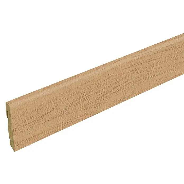 Profiles and more Sockelleiste FU147H Pinie - 240 cm x 18,5 mm x 38,5 mm, MDF - Nahaufnahme einer hellbraunen Sockelleiste aus Holz mit feiner Maserung und einer abgerundeten Oberkante, ideal für jeden Raum.
