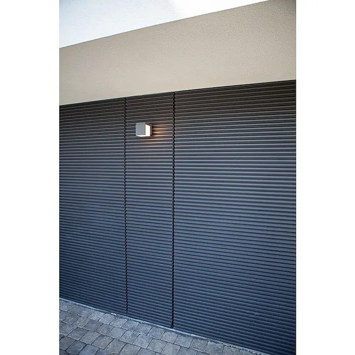 Lutec Aplique de pared LED Cuba - L x An x Al: 116 x 100 x 148 mm, Blanco neutro, Temperatura del color: 4.000 K, 500 lm - Puerta de garaje moderna de lamas gris oscuro con un aplique de pared cuadrado encima.