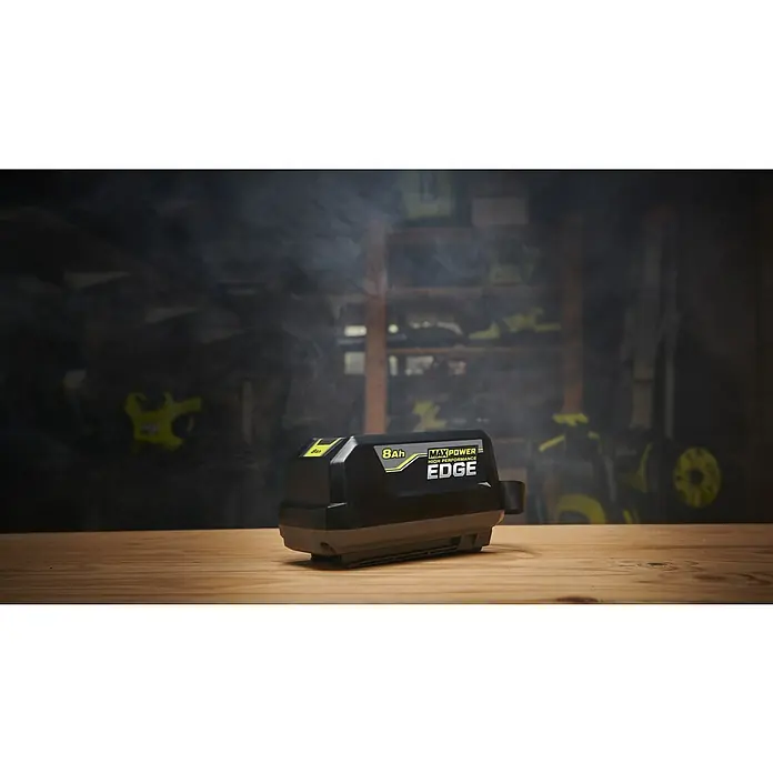 Ryobi Max Power Akku RY36BET80A - 36 V, 8 Ah, Li-Ionen - Ein schwarzer 8Ah Akku mit gelben Akzenten und "MAXPOWER EDGE" Schriftzug auf einer Holzwerkbank.
