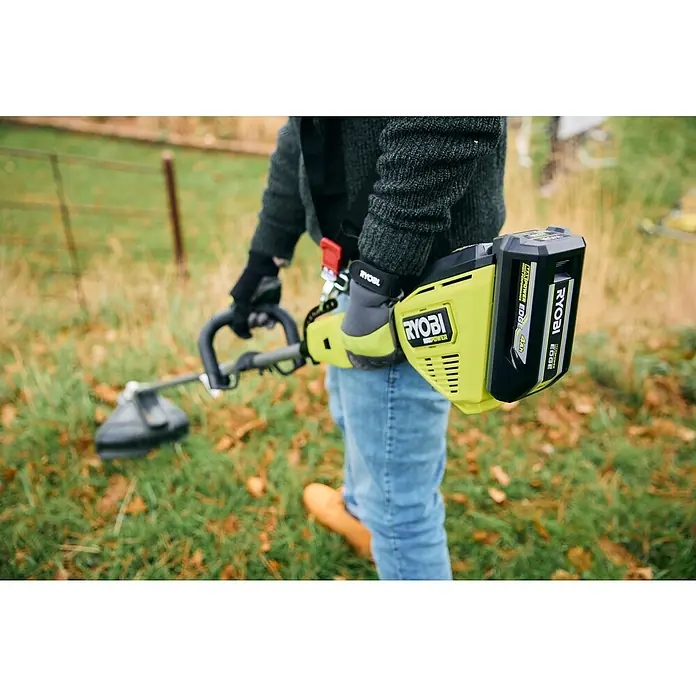 Ryobi Max Power Akku RY36BET40A - 36 V, 4 Ah, Li-Ionen - Person bedient eine limettengrüne Ryobi MAX POWER EDGE Akku-Motorsense mit Gurt.