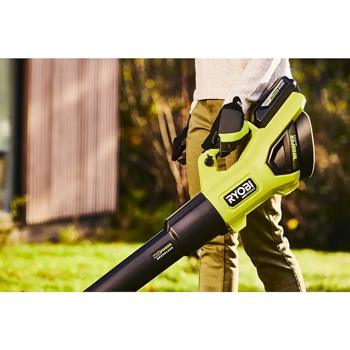 Ryobi Max Power Akku RY36BET40A - 36 V, 4 Ah, Li-Ionen - Eine Person bedient einen grün-schwarzen Ryobi Laubbläser, betrieben mit einem 4Ah Akku.