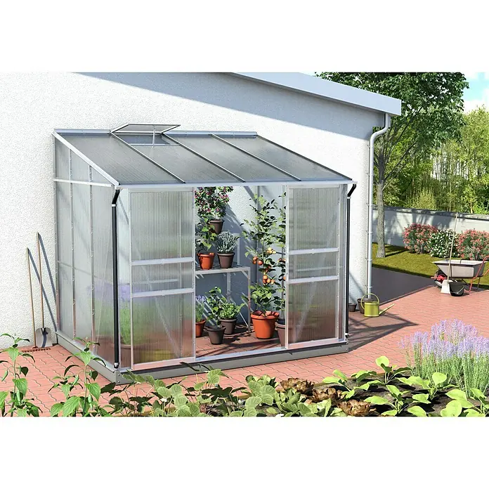 Vitavia Gewächshaus Osiris 5200 - Außenmaß inkl. Dachüberstand (B x T): 262,1 x 201 cm, 6 mm, Aluminium - Ein geräumiges Anlehngewächshaus mit Pflanzen in Töpfen, das an einer Hauswand steht und ausreichend Platz für den Anbau bietet.