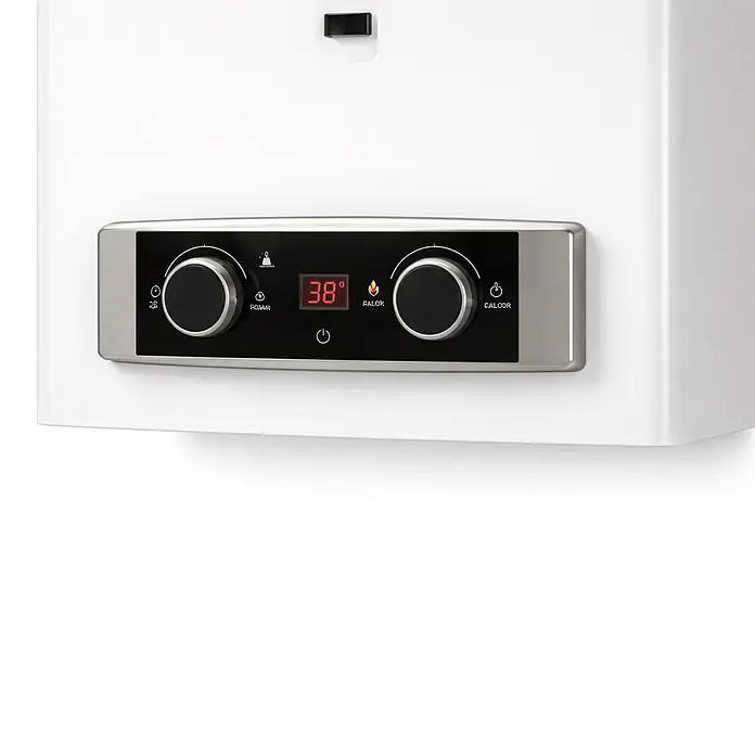 Corberó Calentador atmosférico CCATP10GBNOX - 19,5 kW, Caudal de agua: 10 l/min, Gas butano - Caldera mural blanca con panel de control negro y plata, pantalla digital de 38 grados y dos perillas.