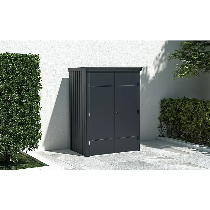 Plats Geräteschrank Paul L - Außenmaß inkl. Dachüberstand (B x T): 133 x 94 cm, Stahl, Grau - Dunkelgrauer Metall-Gartenschrank mit zwei Türen, auf einer gepflasterten Terrasse.