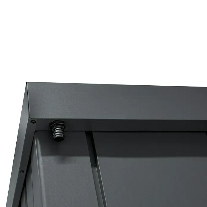 Plats Geräteschrank Paul L - Außenmaß inkl. Dachüberstand (B x T): 133 x 94 cm, Stahl, Grau - Nahaufnahme einer dunkelgrauen Metallecke einer Außenstruktur mit schwarzem Schlauchanschluss zur Entwässerung.