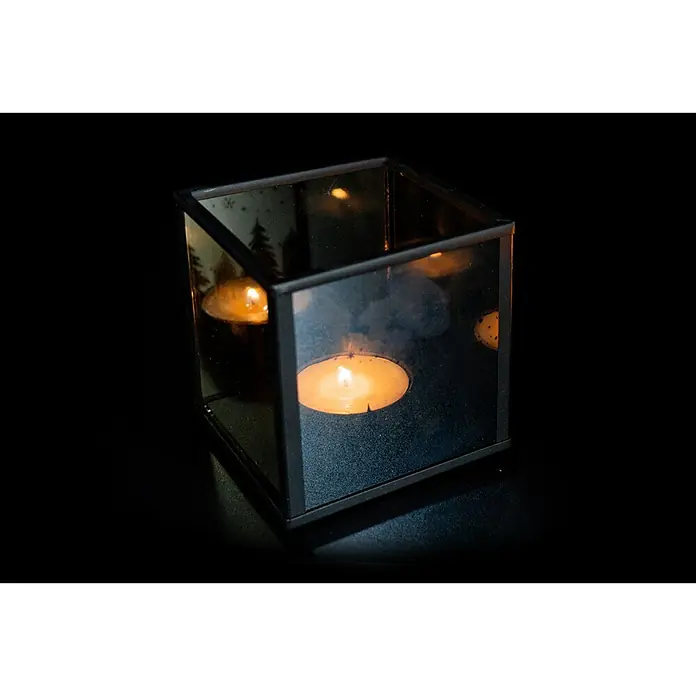 Windlicht Santa - 9 x 9 x 9 cm, Schwarz - Dunkel umrandete Glaslaterne mit Tannenbaum- und Schneeflockenmuster, enthält ein brennendes Teelicht.