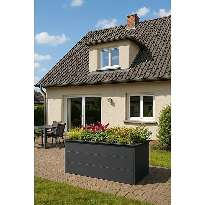 Plats Hochbeet - 150 x 75 x 77 cm, Metall, Anthrazit - Großer anthrazitfarbener Blumenkasten mit bunten Pflanzen, auf einer Terrasse vor einem Haus.