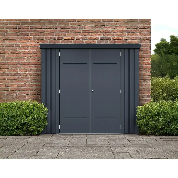 Plats Geräteschrank Paul XL - Außenmaß inkl. Dachüberstand (B x T): 197 x 94 cm, Stahl, Grau - Anthrazitgraue doppelte Gartenaufbewahrungseinheit mit horizontalen Rillen, in einer Ziegelwand, umgeben von grünen Sträuchern.