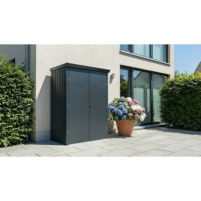 Plats Geräteschrank Paul L - Außenmaß inkl. Dachüberstand (B x T): 133 x 94 cm, Stahl, Grau - Dunkelgrauer Metall-Geräteschrank mit Doppeltüren, an einer Hauswand installiert.