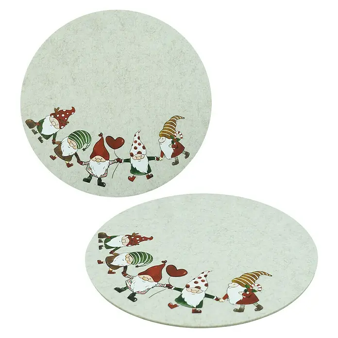 Platzset Happy Wichtel - Durchmesser: 38 cm, Filz - Zwei ovale, hellfarbige Tischsets mit texturierter Oberfläche, verziert mit einer Reihe Händchen haltender Gnome.