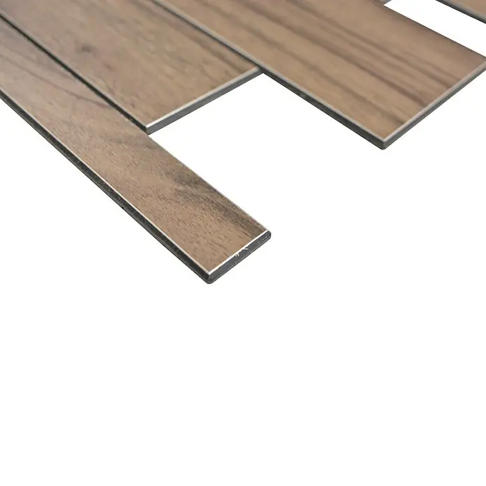 Selbstklebemosaik SAM 4GV52WDL - 30 x 30 cm, Braun, Matt - Nahaufnahme von Bodenfliesen in Holzoptik mit silbernen Kanten, die einen modernen und stilvollen Look verleihen.