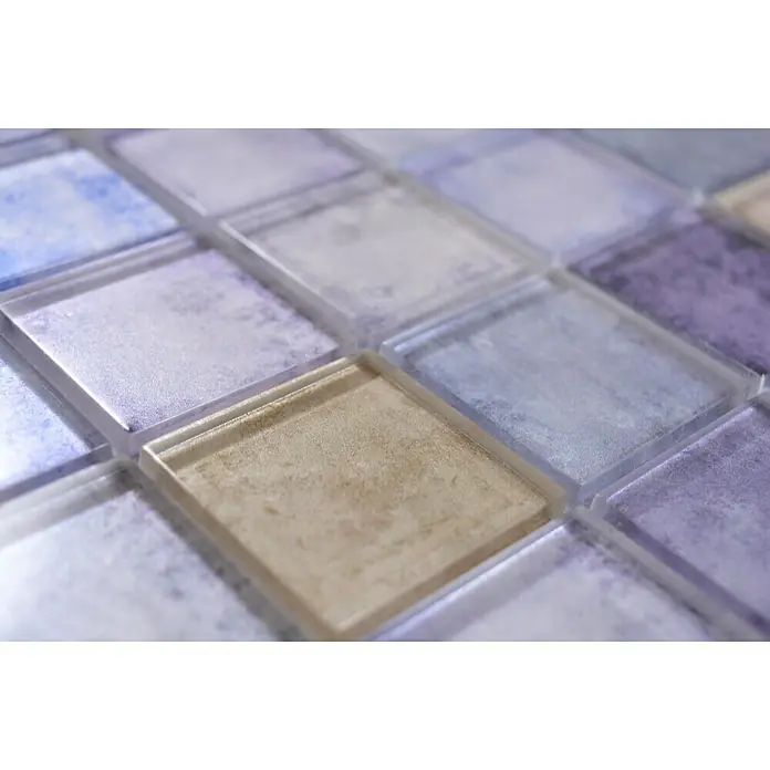 Mosaikfliese Quadrat Crystal SKY 000 - 30 x 30 cm, Blau, Glänzend - Nahaufnahme von farbigen Glasmosaikfliesen. Die Fliesen haben verschiedene Farben und Texturen, die ein interessantes Muster ergeben.