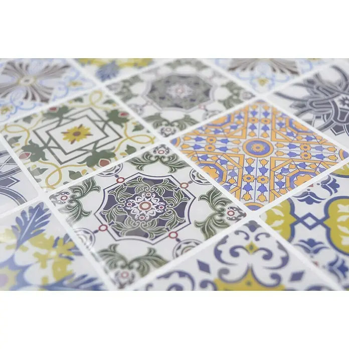 Selbstklebemosaik SVM RETRO - 25,5 x 25,5 cm, Mehrfarbig, Glänzend - Nahaufnahme von quadratischen Fliesen mit komplizierten Mustern und Designs in verschiedenen Farben, die eine dekorative Oberfläche bilden.