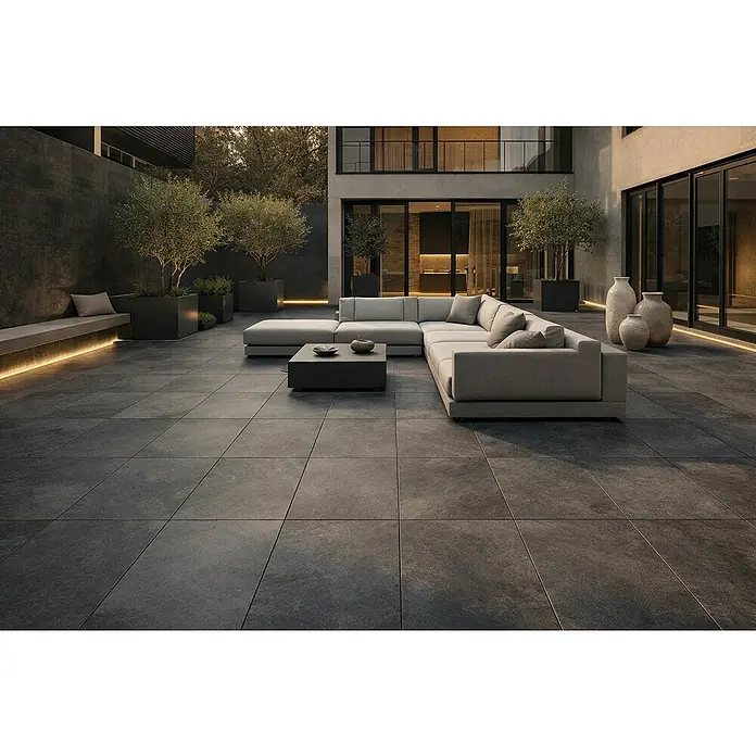 Terrassenfliese Museo Ardesia - 60 x 90 x 2 cm, Nera, Matt - Grosse, dunkelgraue Terrassenplatten in einem modernen Aussenbereich mit modularem Sofa und Sitzbank.