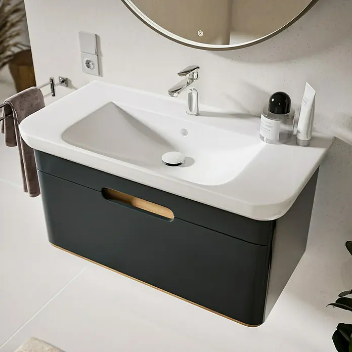 VitrA Sento Badmöbel-Set Sento - 98 cm, Anthrazit, Griffmulde - Moderner Badwaschtisch mit weißem Keramikbecken und dunkelgrauem Schrank mit Holzapplikationen.
