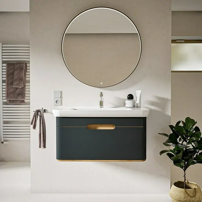 VitrA Sento Badmöbel-Set Sento - 98 cm, Anthrazit, Griffmulde - Dunkelgrauer Badunterschrank mit weißem Waschbecken, Messingakzenten und beleuchtetem Rundspiegel.