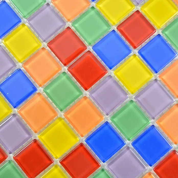 Mosaikfliese Quadrat Crystal CM 4SE10 - 30 x 30 cm, Mehrfarbig, Glänzend - Ein lebendiges Mosaik aus bunten Glasfliesen, die in einem diagonalen Muster angeordnet sind und für einen fröhlichen Akzent sorgen.