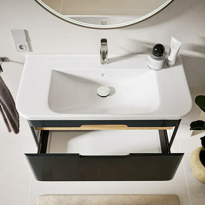 VitrA Sento Badmöbel-Set Sento - 98 cm, Anthrazit, Griffmulde - Moderner Waschtisch aus weißer Keramik und dunkelgrauem Unterschrank mit offener Schublade, Chromarmatur und heller Holzapplikation.