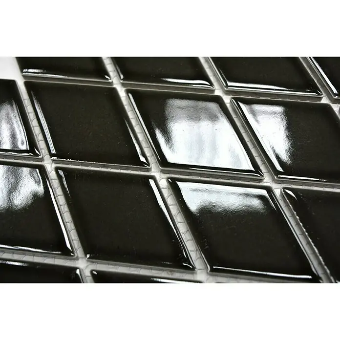 Mosaikfliese Diamant DS B08S - 26,6 x 30,75 cm, Schwarz, Glänzend - Nahaufnahme von glänzenden, rautenförmigen, schwarzen Mosaikfliesen, die ein elegantes und modernes Designelement darstellen.