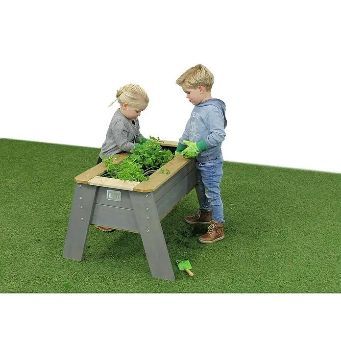 Exit Aksent Hochbeet - 68 x 94 x 50 cm, Holz, Grau - Erhöhtes graues Holz-Pflanzbeet mit Naturholz-Akzenten, von zwei Kindern zum Gärtnern genutzt.