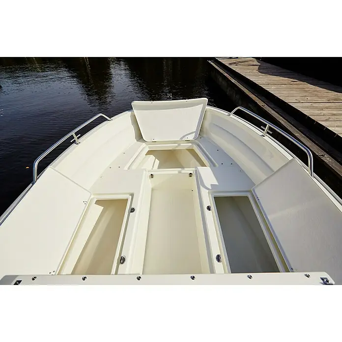 PEGAZUS Backskiste - Passend für: Pegazus Boot GFK 450, 2 Stk. - Ein offenes, cremefarbenes Motorboot mit Stauraum und Edelstahl-Reling an einem sonnigen Tag in der Nähe eines Holzstegs.