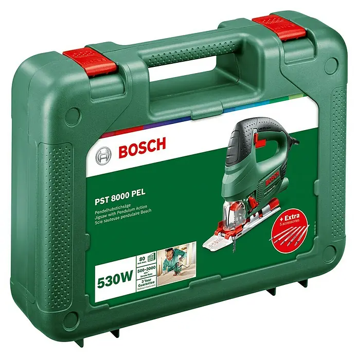 Bosch Elektro-Stichsäge PST 8000 PEL + 5TLG. SAEGEBLATT - 290 W - 530 W, 500 /min - 3.000 /min, 80 mm - Grüne Bosch PST 8000 PEL Stichsäge in passendem dunkelgrünen Tragekoffer, mit Produktmerkmalen auf dem Deckel.